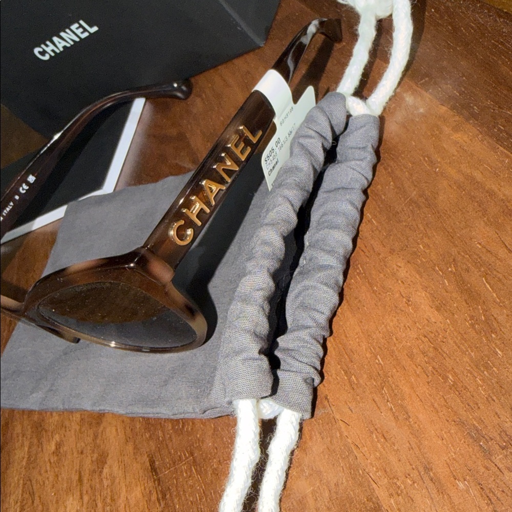 CHANEL Brown Tortoiseshell Sunglasses with Gold Chanel Logo - Picture 3 of 8